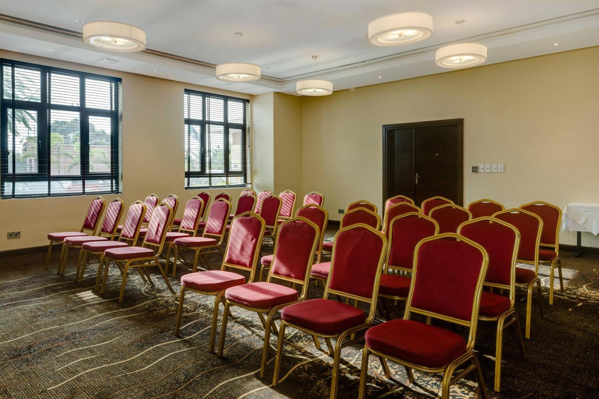 Protea Hotel By Marriott Ikeja Select Лагос Екстериор снимка