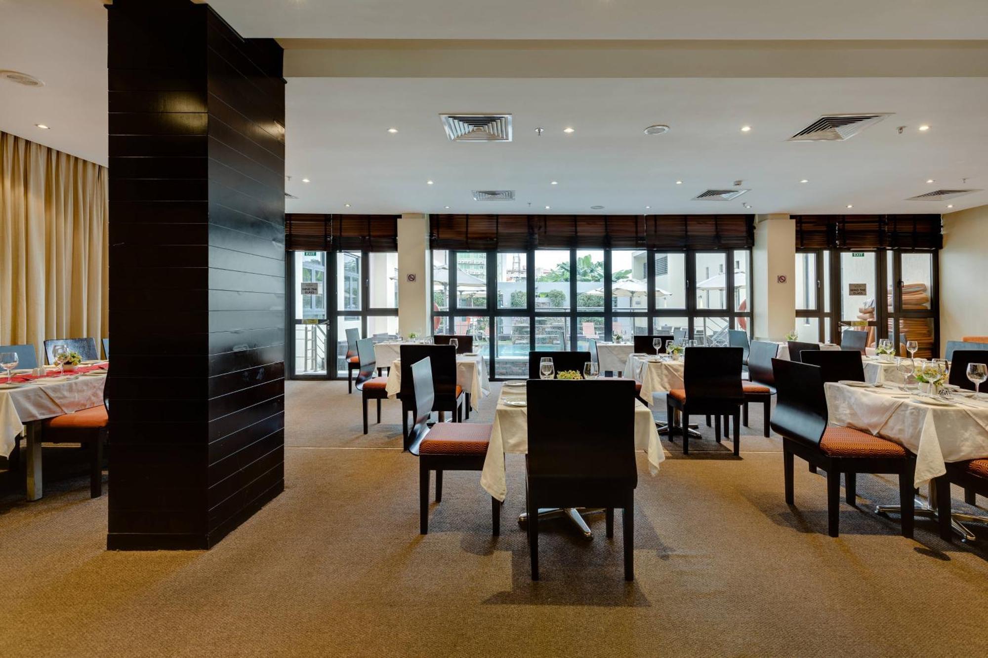Protea Hotel By Marriott Ikeja Select Лагос Екстериор снимка